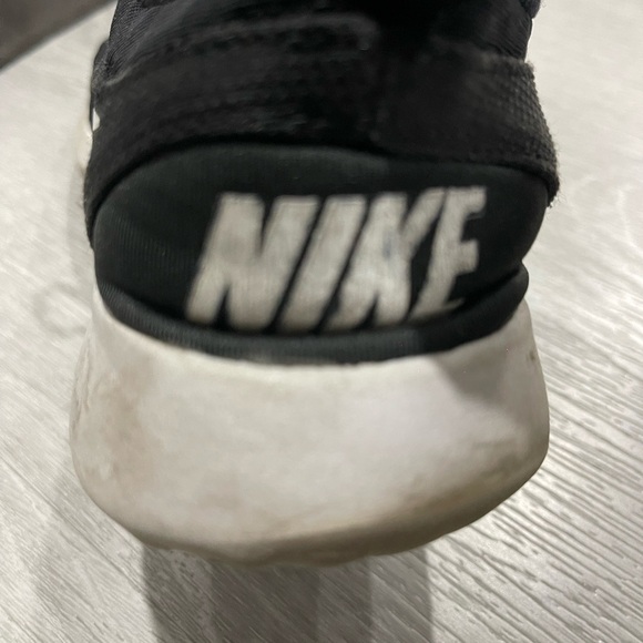 71/2 black and white Nike in used condition but still have life - Picture 2 of 5